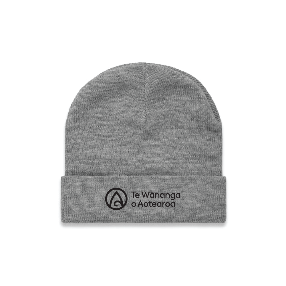 Gray beanie with 'Te Wánanga o Aotearoa' logo on a white background