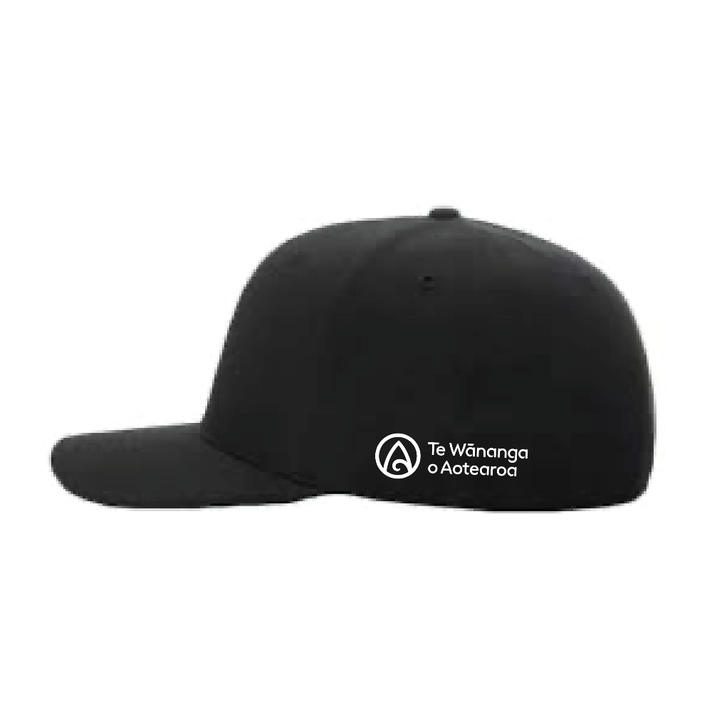Black cap with 'Te Wánanga o Aotearoa' logo on a white background