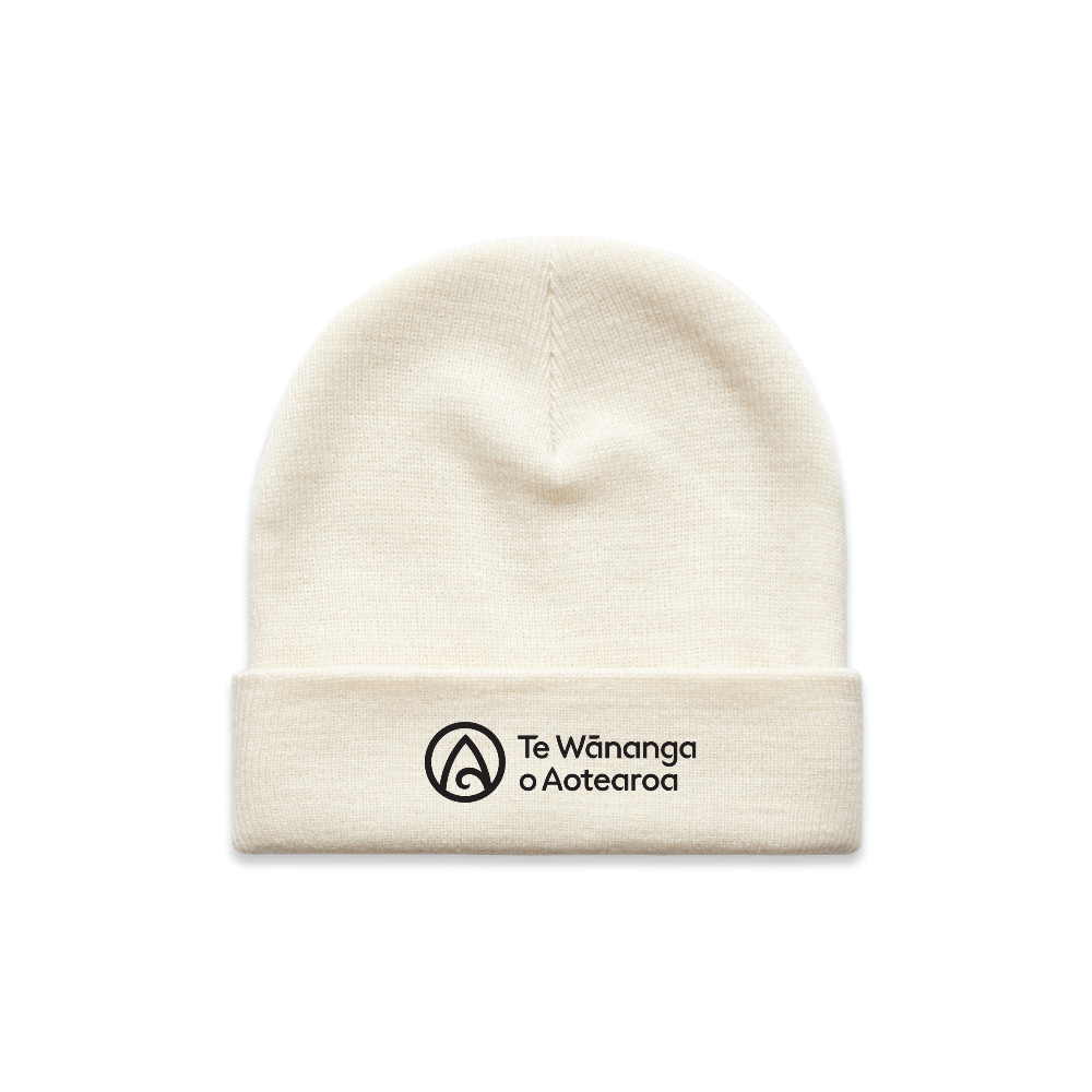 Beige beanie with 'Te Wánanga o Aotearoa' logo on a white background